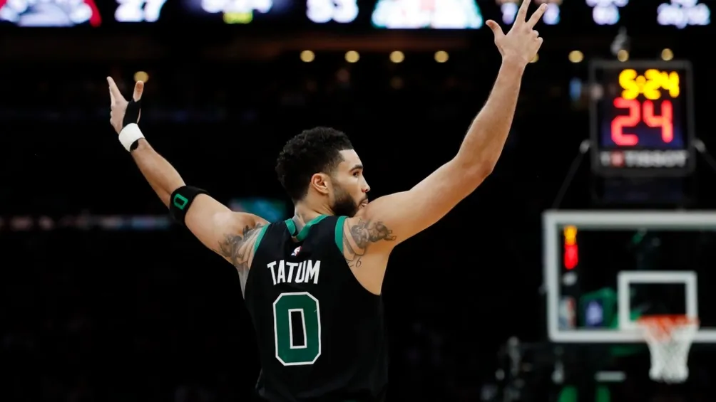 AP Tatum extiende los brazos para celebrar