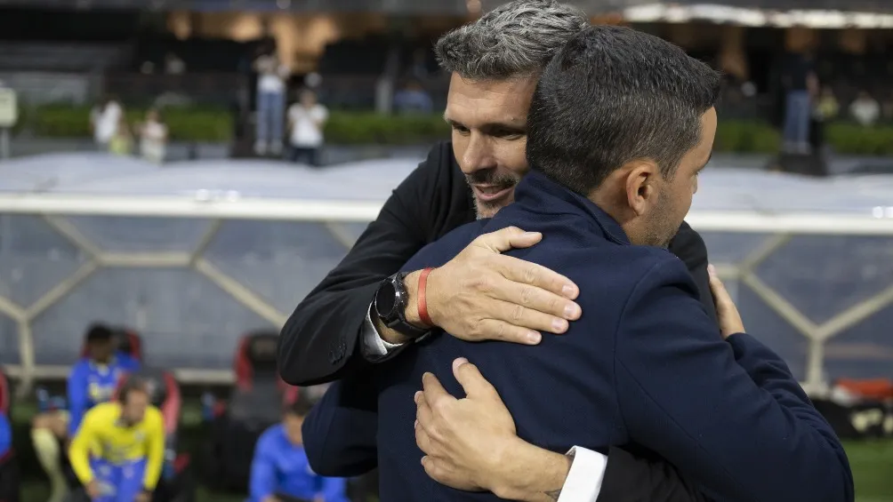 Ortiz abraza a Nicolás Larcamón