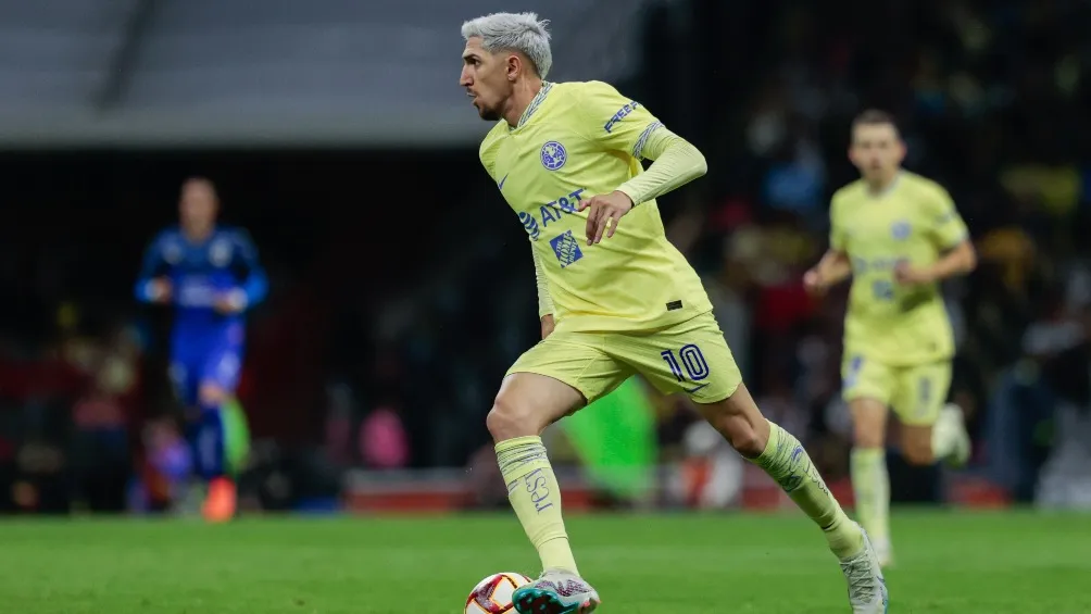 Diego Valdés controla la pelota