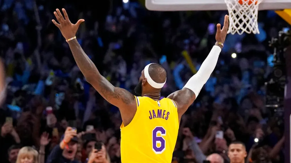 Lebron James en un partido con los Lakers