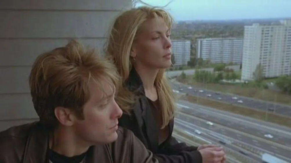 Ambos personajes ven hacia el horizonte