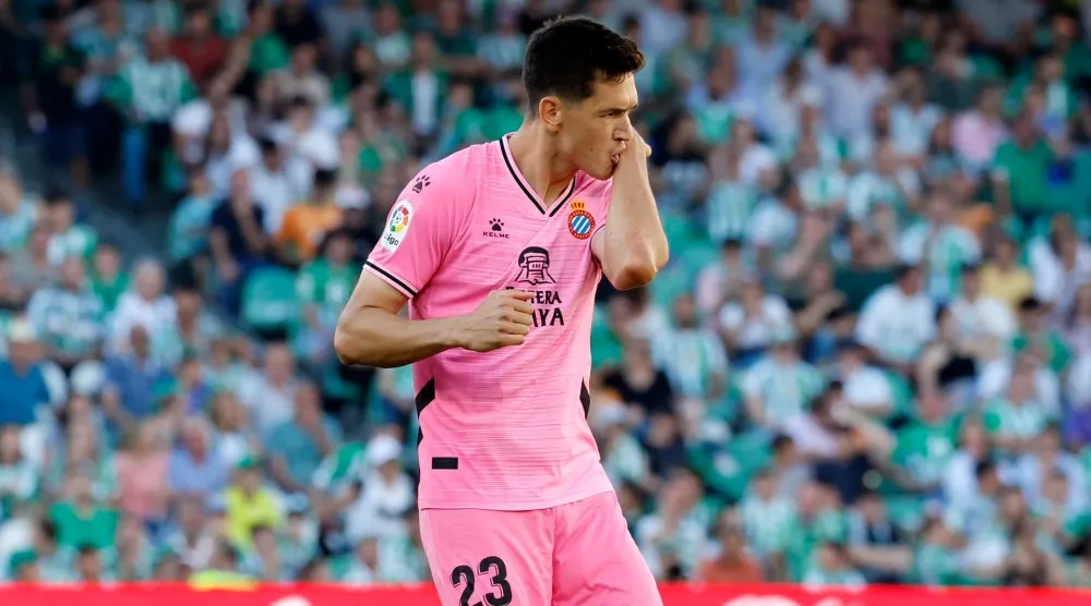 César Montes celebra su gol