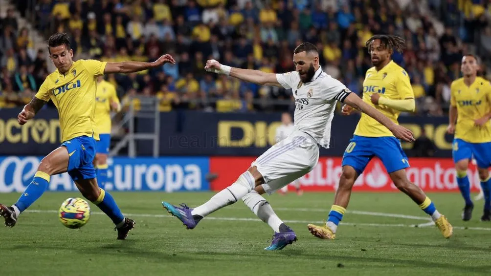 REAL MADRID Benzema durante el juego en Cádiz