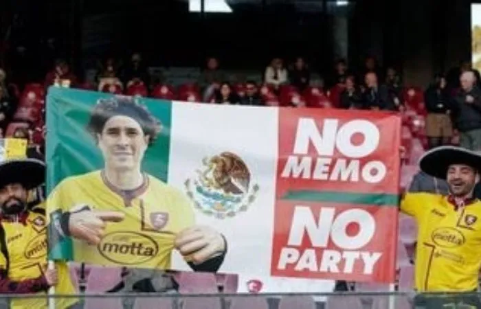 Manta con la leyenda 'No Memo, No Party'