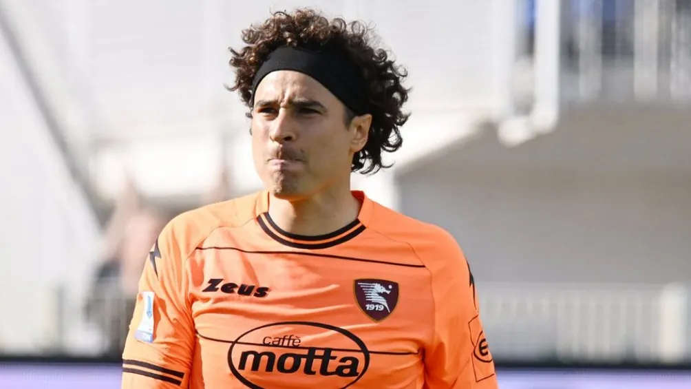 Con la seriedad reflejada en el rostro