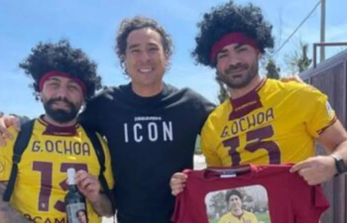 Guillermo Ochoa con los fanáticos que se usan su look