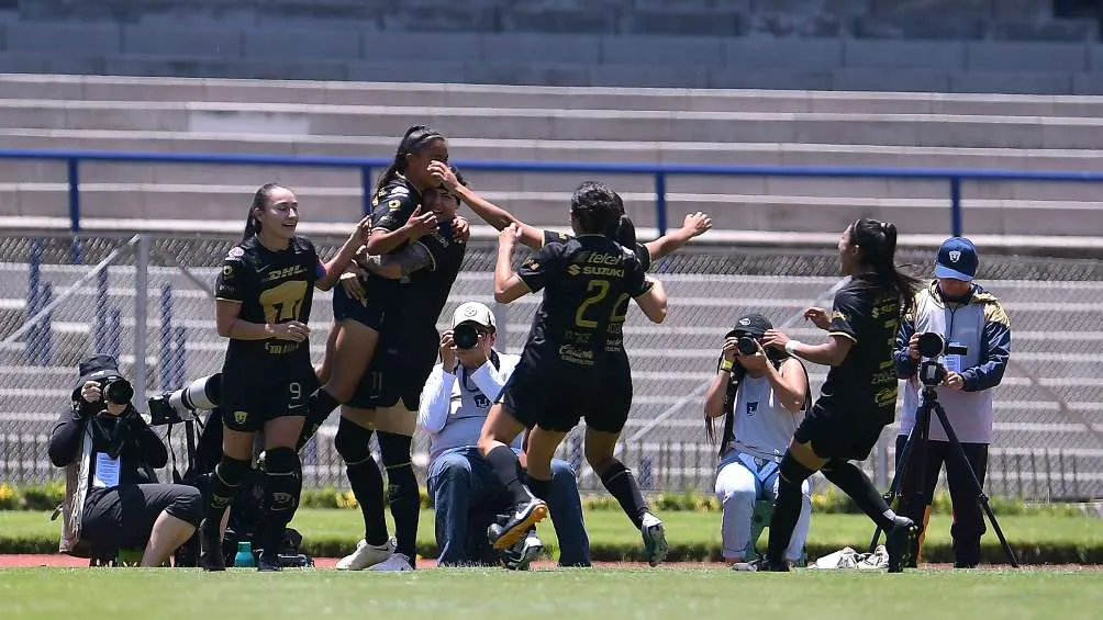MEXSPORT Jugadoras de Pumas festejando gol ante América