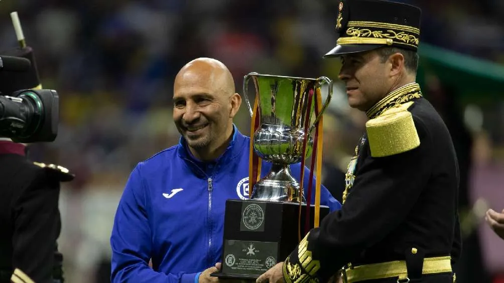 Óscar Pérez con la Copa Conmemorativa
