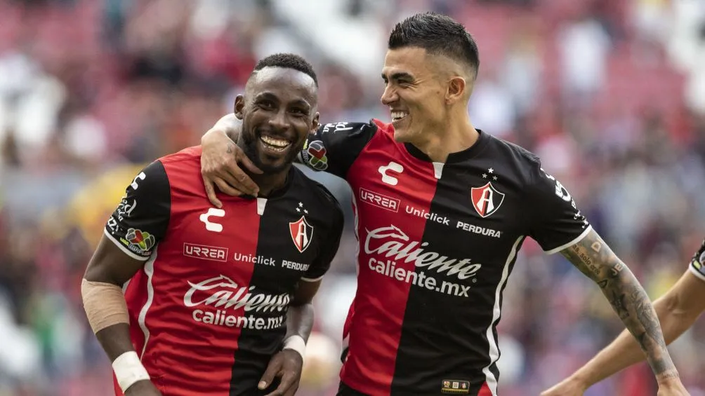 Julián Quiñones esta cerca de Henry Martín