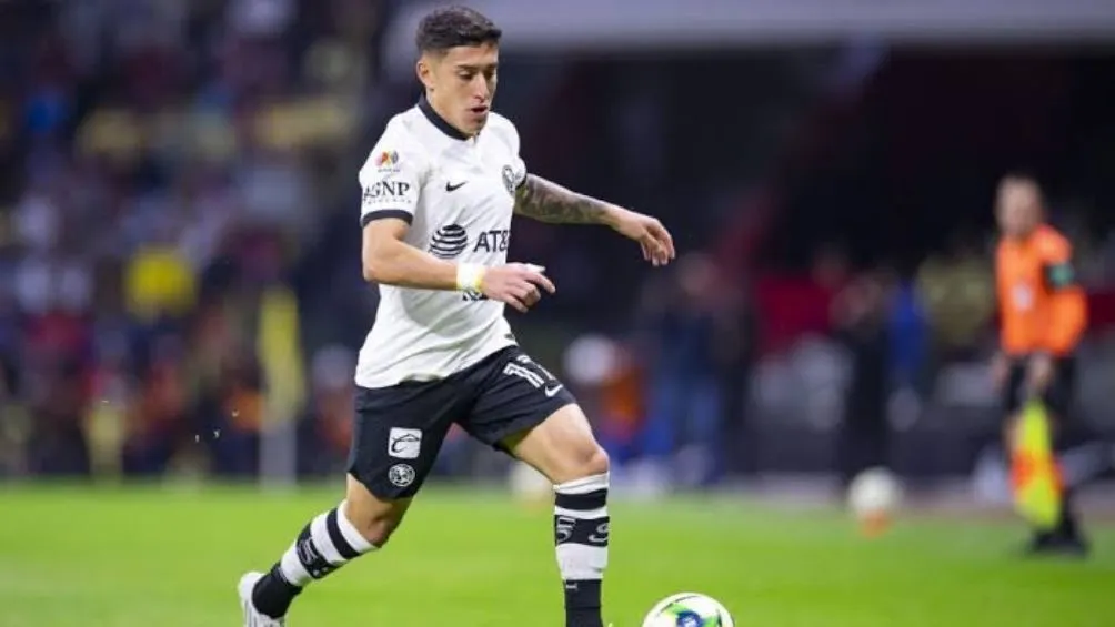 Alejandro Zendejas durante un partido con América