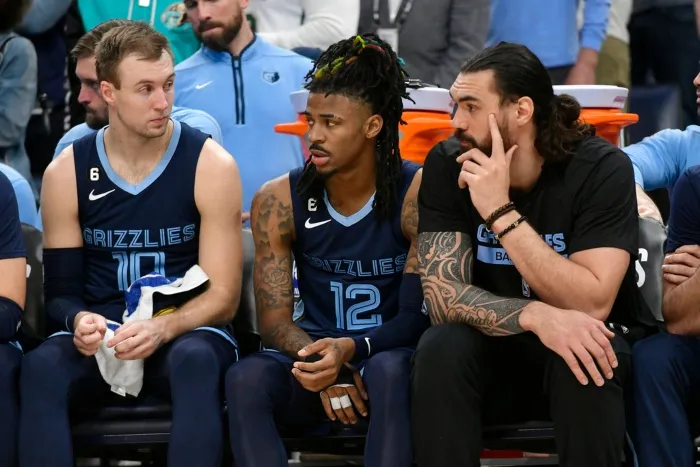 Morant en la banca de los Grizzlies durante el juego