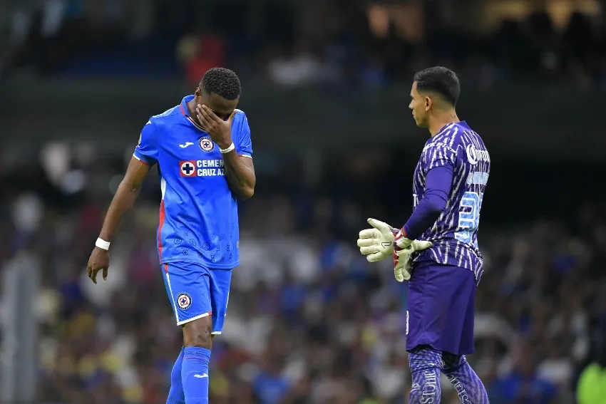 Estrada salió en lágrimas por la expulsión