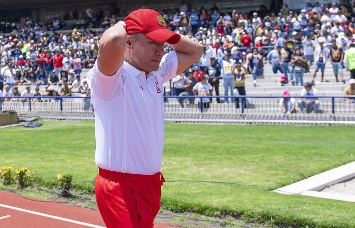 Ignacio Ambriz lamentándose en el Pumas vs Toluca
