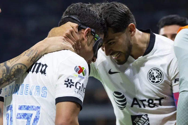 Henry Martín celebra gol con Zendejas