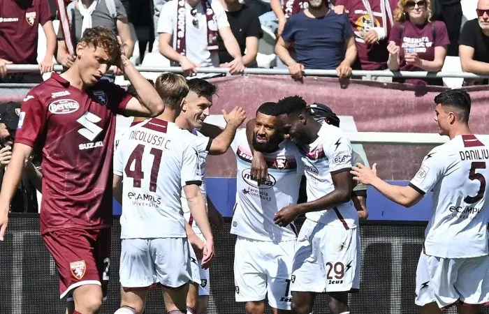 TWITTER: @SerieA Jugadores de la Salernitana festejando el gol ante el Tornio