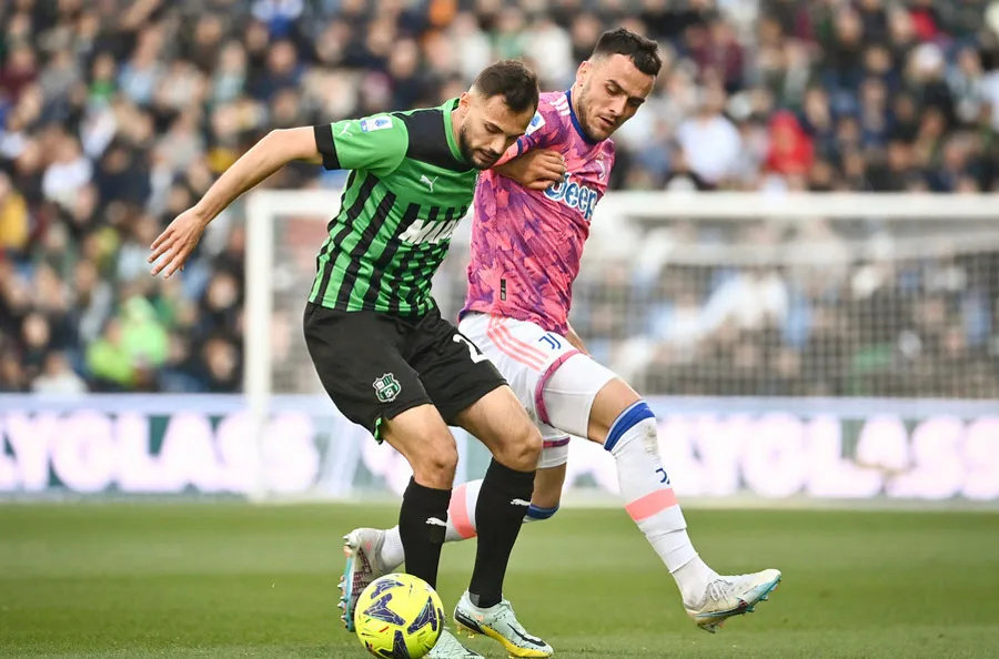 AP Filip Kostic de la Juventus pelea el balón con Nedim Bajrami del Sassuolo