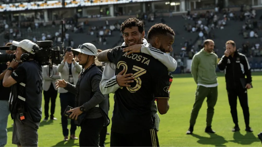 Carlos Vela celebra la victoria de su equipo