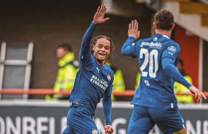 TWITTER: @PSVespanol Xavi Simons y Guus Til festejando el segundo gol del PSV