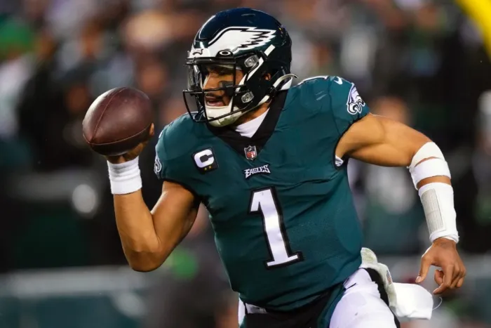 Jalen hurts a punto de pazar el balón