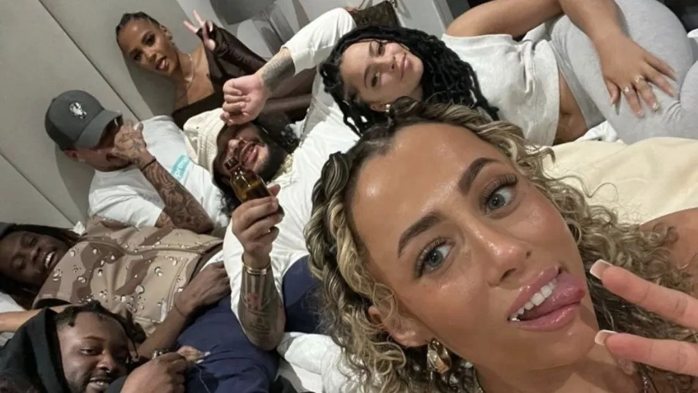 ESPECIAL Al fondo se ve a Dele Alli acompañado de mujeres y amigos