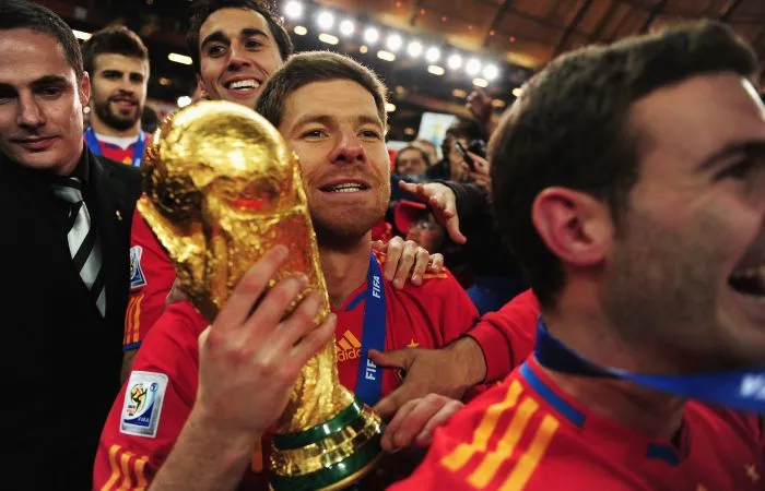FIFA Xabi Alonso con la Copa Mundial de la FIFA en 2010