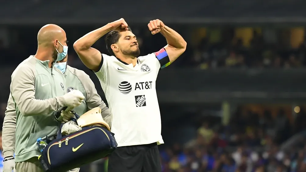 MEXSPORT Martín le muestra su musculatura a la grada