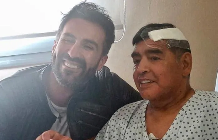ESPECIAL Leopoldo Luque, neurocirujano de Maradona, con Diego en el hospital