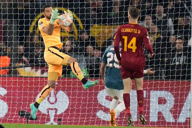 AP Santiago Giménez tuvo un mal partido ante la Roma