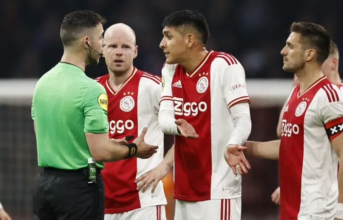 ESPECIAL Edson Álvarez luego de recibir la tarjeta amarilla ante el Emmen