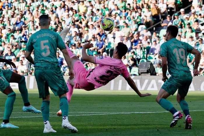 César Montes se tira una chilena