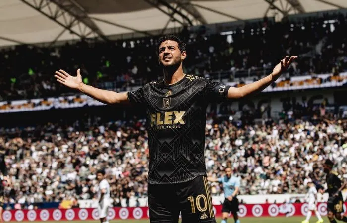 Carlos Vela festejando uno de sus goles ante el LA Galaxy