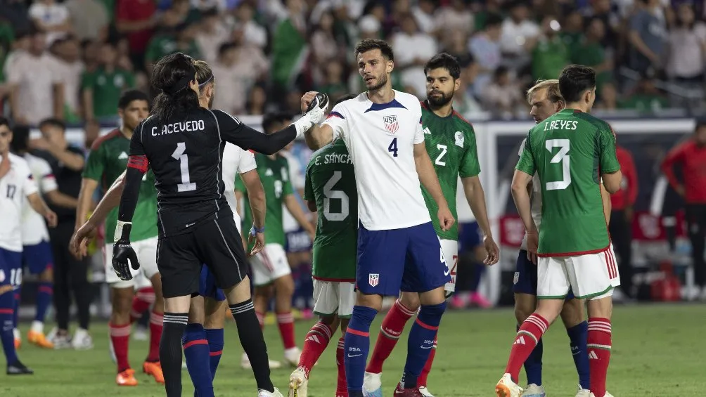 Acevedo se despide de un rival luego del juego frente a Estados Unidos