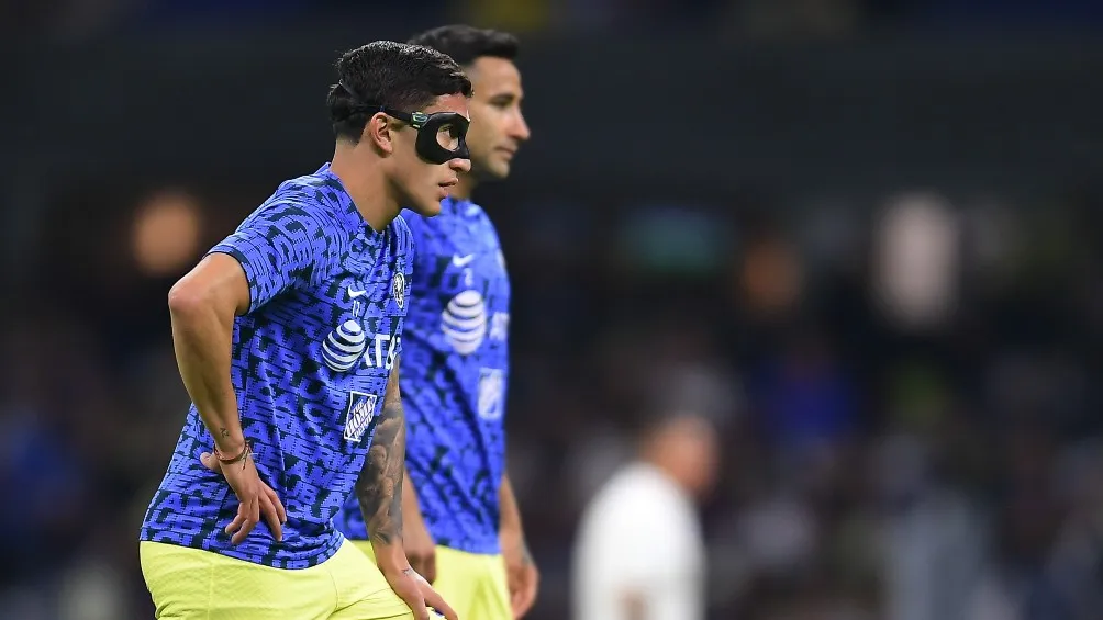 Alejandro Zendejas calentó con máscara