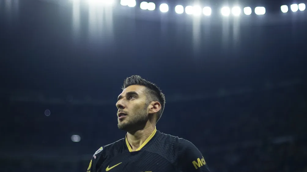 Salvio observa el graderío del estadio