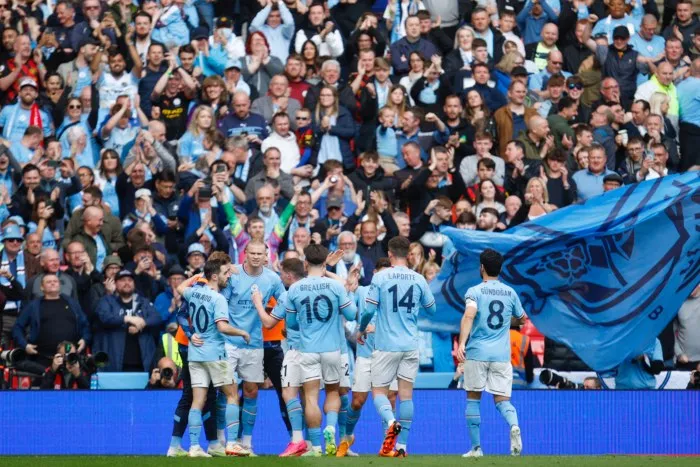Jugadores del Manchester City festan un gol