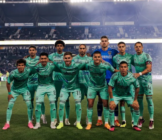 ESPECIAL Chicharito fue titular y capitán