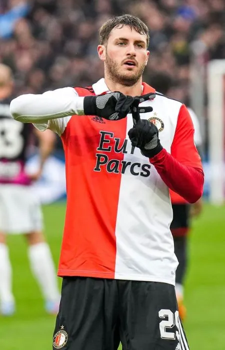 Santi Giménez celebrando su anotación ante el Utrecht