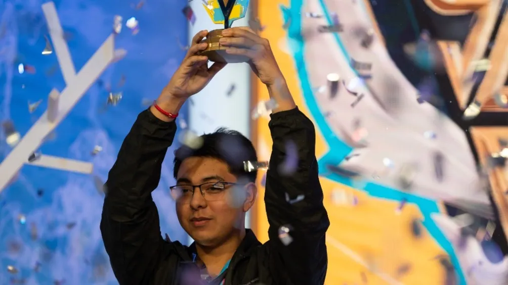 Levantando el trofeo de campeón