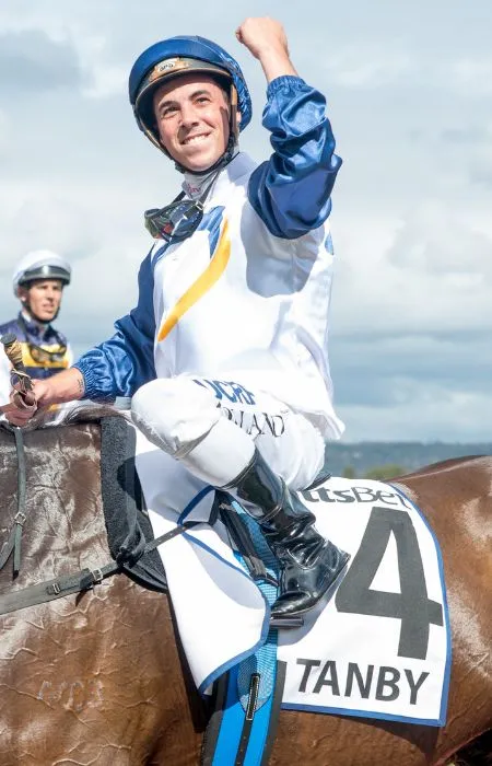Dean Holland luego de ganar una carrera