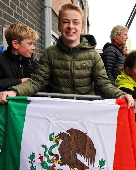 Aficionado del Feyenoord con una bandera de México por Santi Giménez