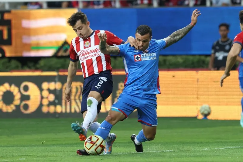 Mozo pelea la pelota con Christian Tabó