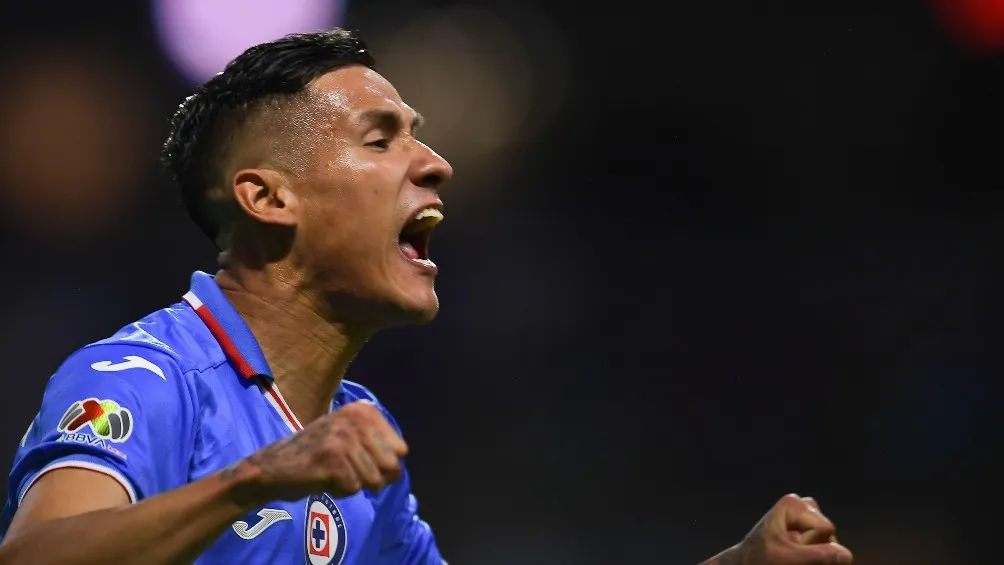 Uriel Antuna festeja con Cruz Azul