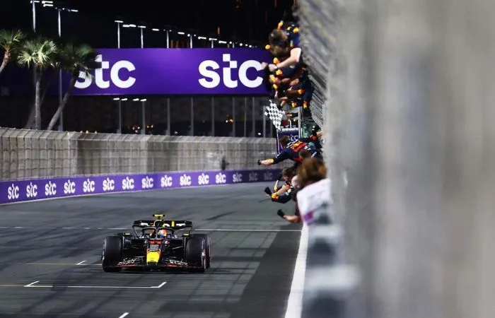 INSTAGRAM: @schecoperez 'Checo' Pérez llegando primero en Arabia Saudita