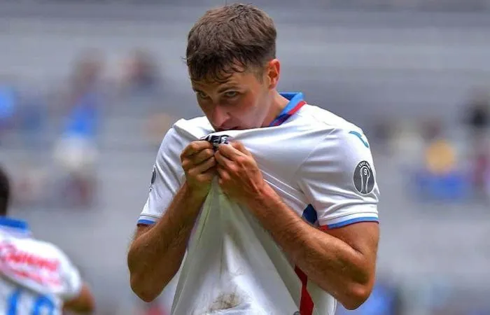 Santi Giménez festejando gol de Cruz Azul