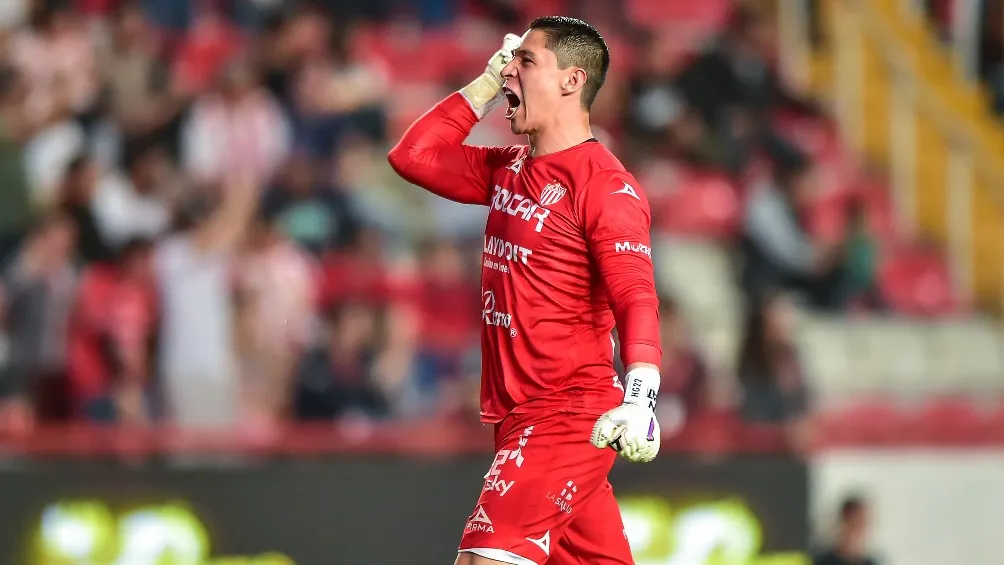 Hugo Gonález en partido con Necaxa