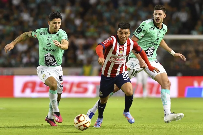 El Nene pelea la pelota contra dos jugadores de León