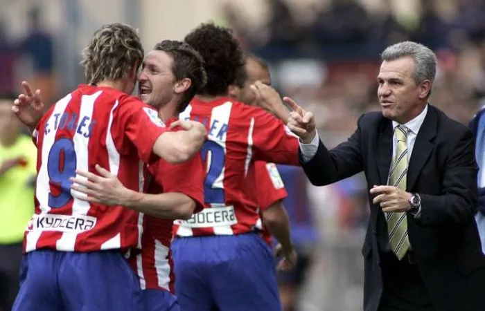 Javier Aguirre dirigiendo al Atlético de Madrid