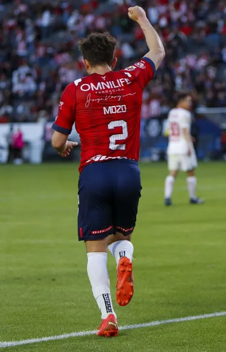 MEXSPORT Alan Mozo festejando un gol de Chivas en el Clausura 2023