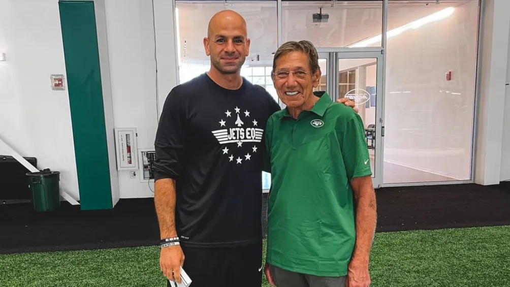AP Joe Namath junto a Robert Saleh