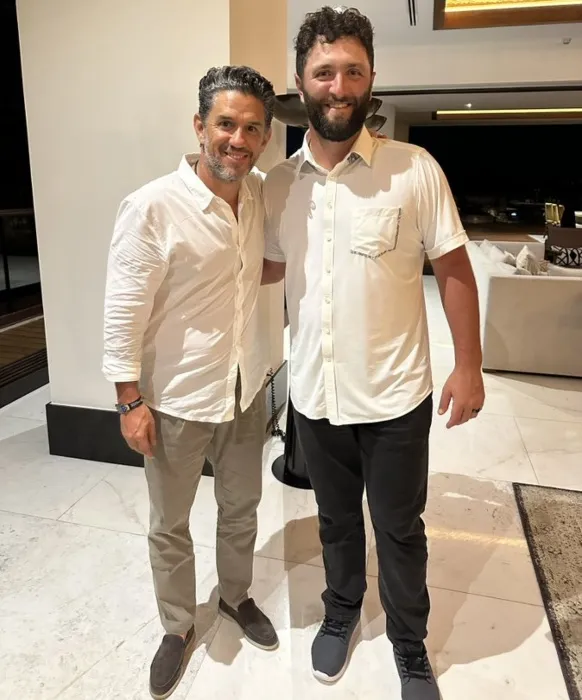 Alejandro Irarragorri junto a Jon Rahm